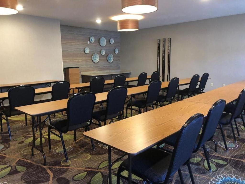 Holiday Inn Express Munising-Lakeview Hotel By Ihg Exterior photo