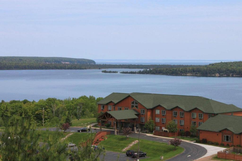 Holiday Inn Express Munising-Lakeview Hotel By Ihg Exterior photo