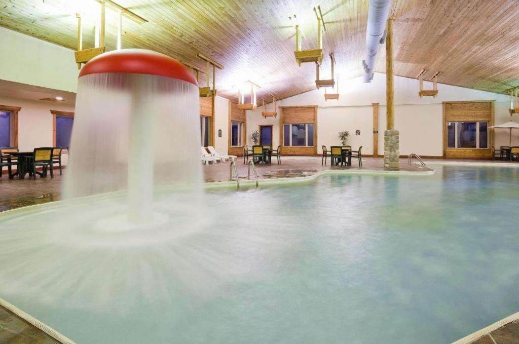 Holiday Inn Express Munising-Lakeview Hotel By Ihg Exterior photo